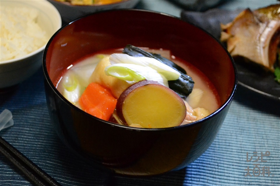 加賀野菜と鶏肉の粕風味めった汁(鶏もも肉+さつまいもを使ったレシピ)