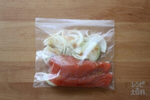 鮭と玉ねぎのコンソメ漬け（基本の袋レシピ）