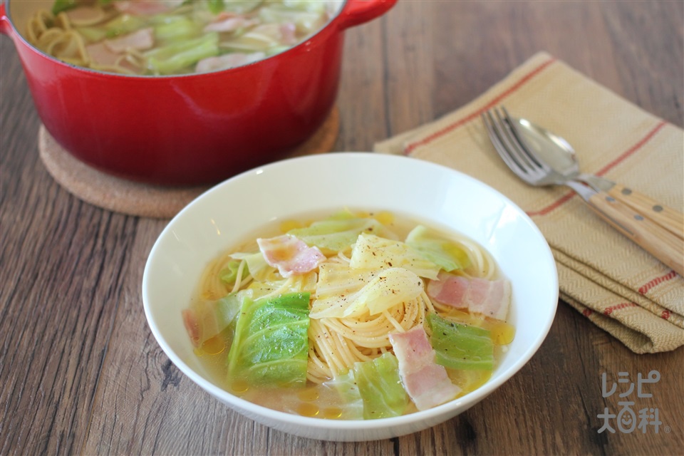 ベーコンとキャベツのコンソメスープパスタ