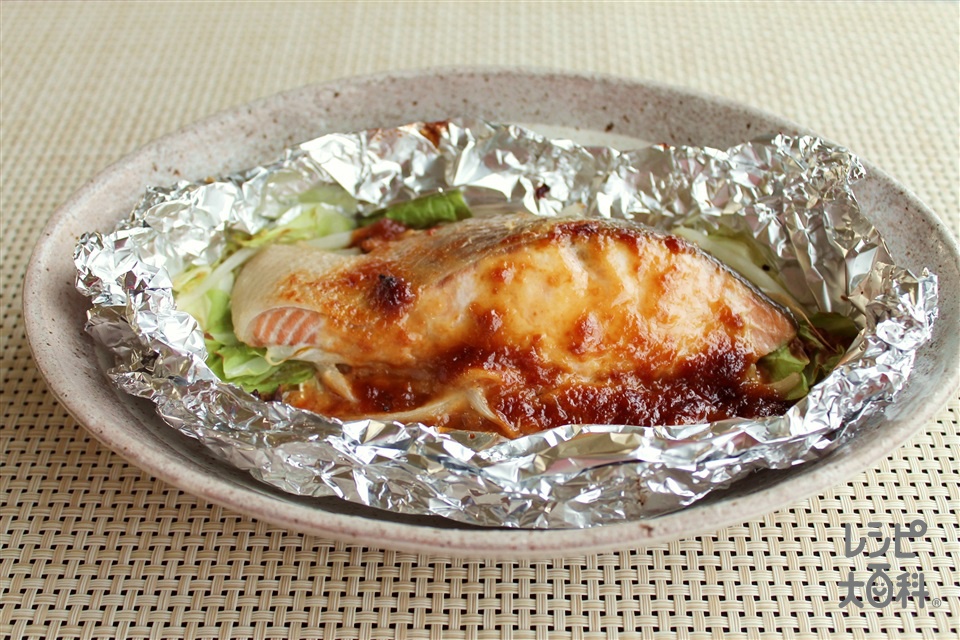 鮭のちゃんちゃん風みそマヨホイル焼き(生ざけ（切り身）+キャベツを使ったレシピ)
