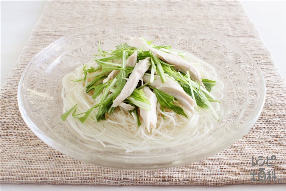 水菜と蒸し鶏の鶏だしそうめんの献立 副菜 キャベツのかんたんサラダ 汁物 サラダ チキン入り香味スープ 献立 メニュー 味の素パーク たべる楽しさを もっと