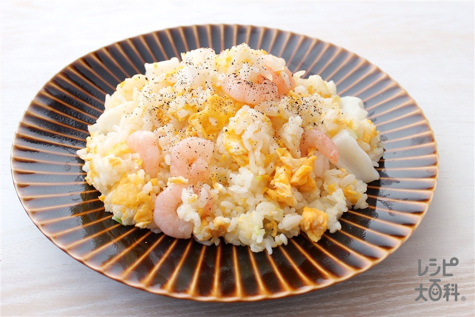 しょうゆ仕立ての海鮮炒飯(ご飯+シーフードミックスを使ったレシピ)