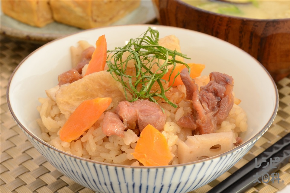 鶏肉と南関揚げのだし炊きご飯(米+鶏もも肉を使ったレシピ)