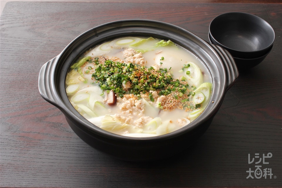 丸もち白湯鍋（濃厚白湯）(鶏ひき肉+白菜を使ったレシピ)