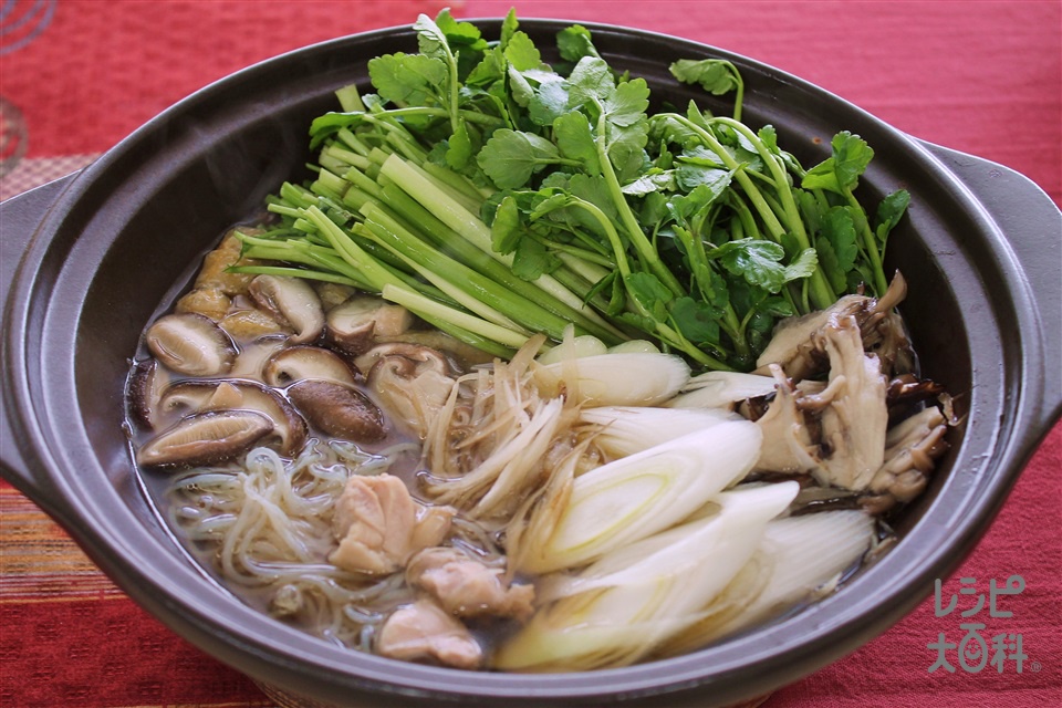 「ほんだし」せり鍋(鶏もも肉+しらたきを使ったレシピ)