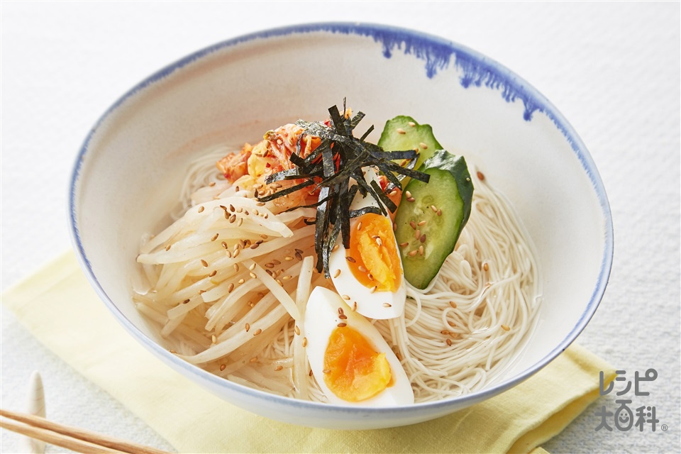 鶏だしキムチそうめん(そうめん+もやしを使ったレシピ)