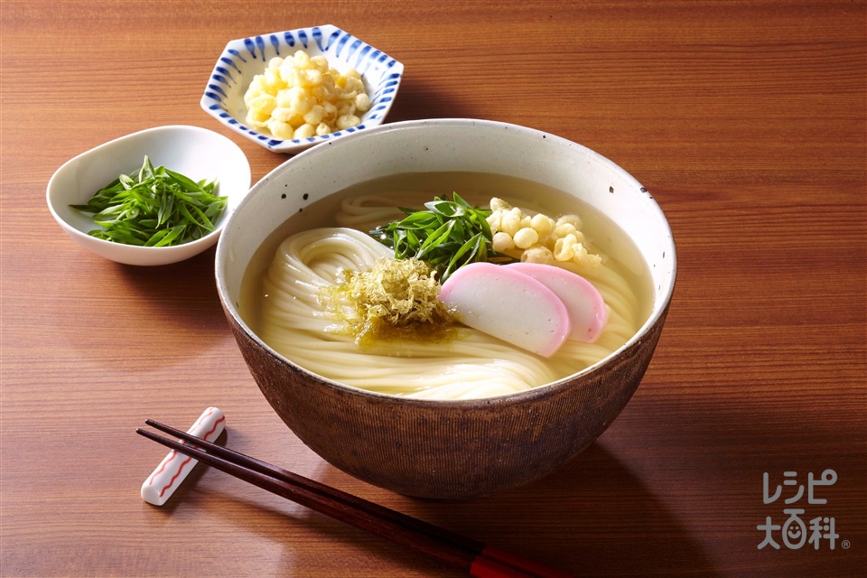 焼きあご香るうどん(干しうどん+かまぼこ（薄切り）を使ったレシピ)