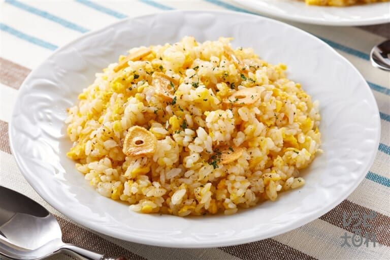 うま味ガーリックライスのレシピ 作り方 味の素パーク の料理 レシピサイト レシピ大百科 ご飯や溶き卵を使った料理