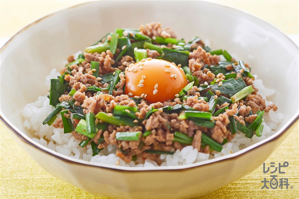 豚にらスタミナ丼(豚ひき肉+ご飯を使ったレシピ)