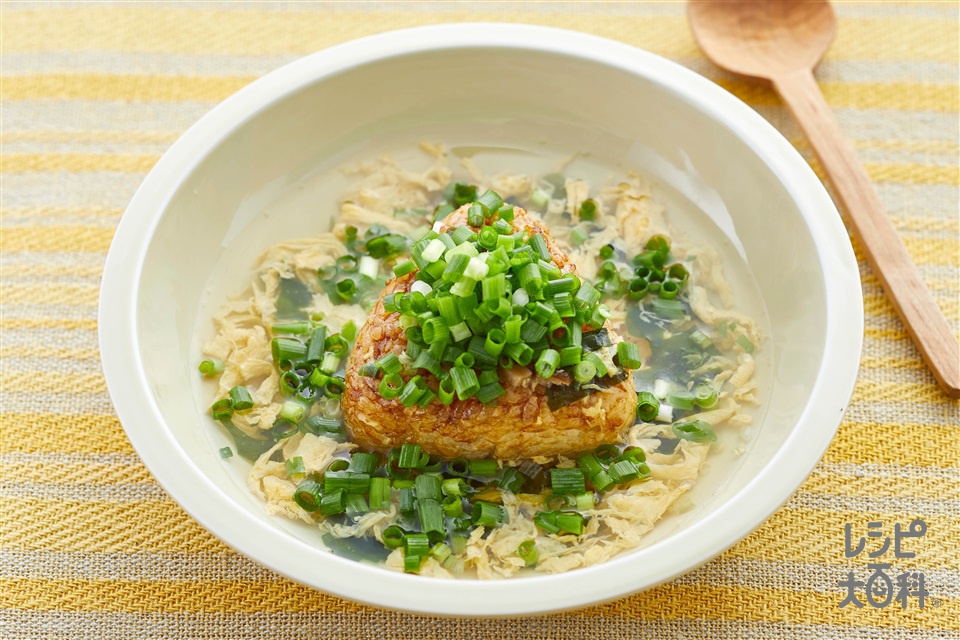 小ねぎ山盛り！スープかけ焼きおにぎり(焼きおにぎり（冷凍）+小ねぎの小口切りを使ったレシピ)