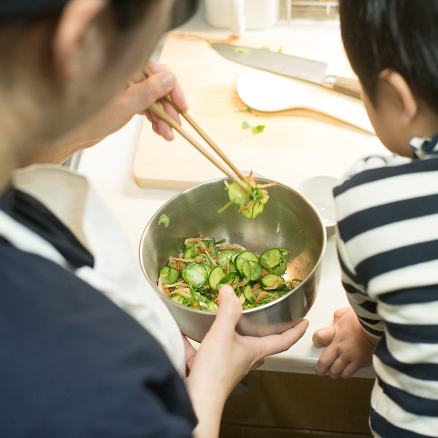 ▲おいしそうな匂いにつられて、息子さんものぞきにきました。そろそろ「おなかすいた」コールが始まる頃かな……?