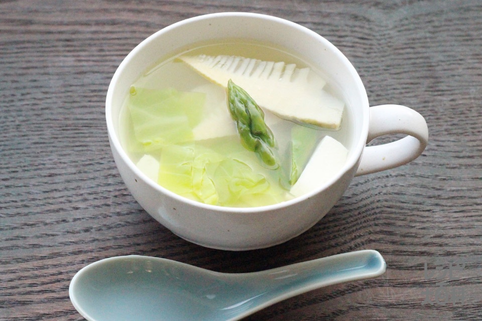 春の丸鶏豆腐スープ(グリーンアスパラガス+ゆでたけのこを使ったレシピ)