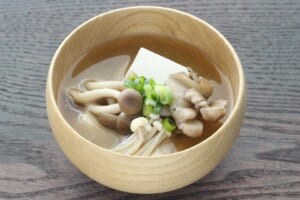 豆腐と３種のきのこの味噌汁