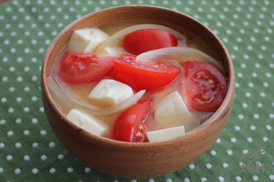 トマトと玉ねぎのみそ汁(トマト+玉ねぎを使ったレシピ)