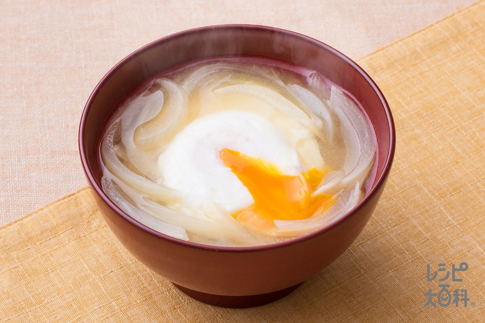 玉ねぎと落とし卵のみそ汁(玉ねぎ+卵を使ったレシピ)