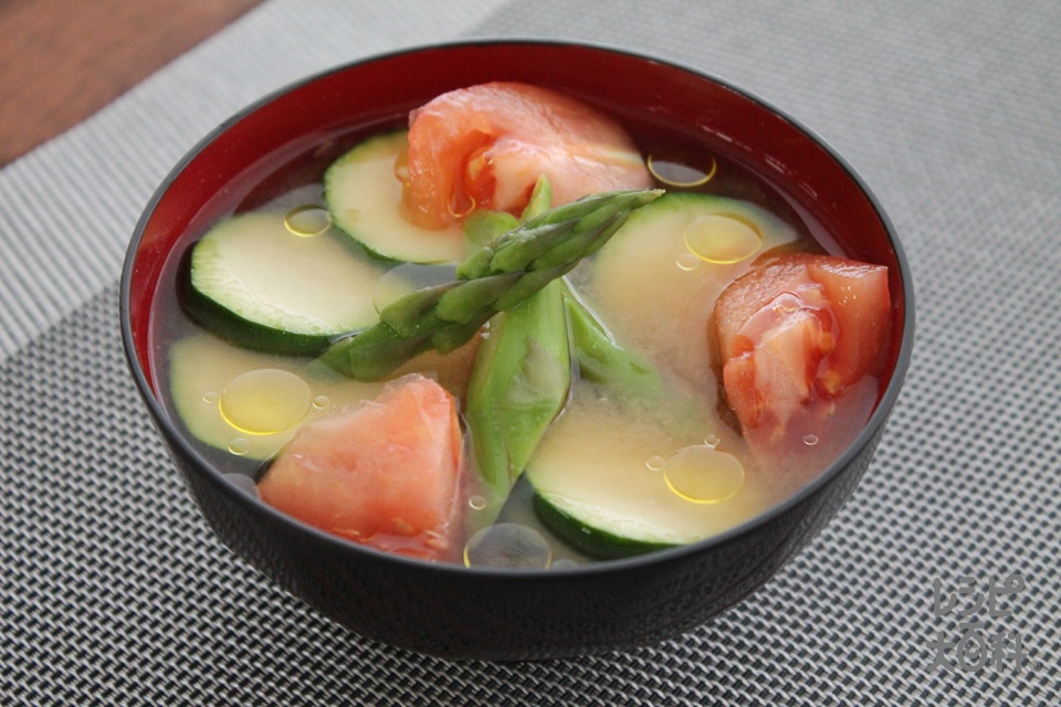 トマトと夏野菜のみそ汁(トマト+グリーンアスパラガスを使ったレシピ)