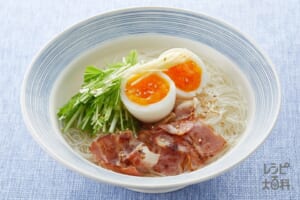 炙りベーコンの冷やし鶏だしそうめん