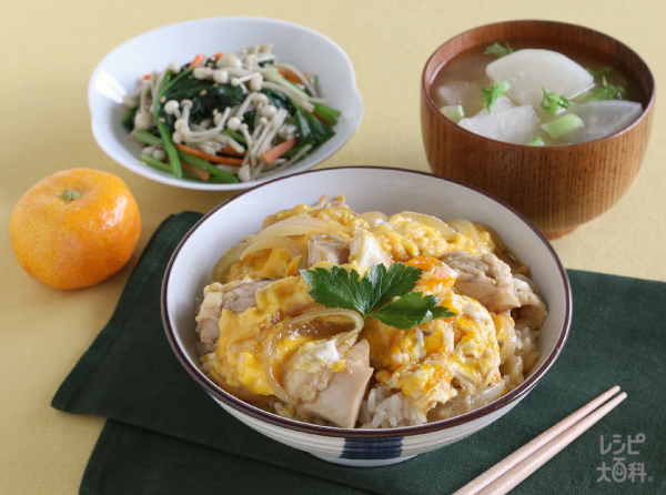 ＜夕食＞とろ～り卵で仕上げる！基本の親子丼献立