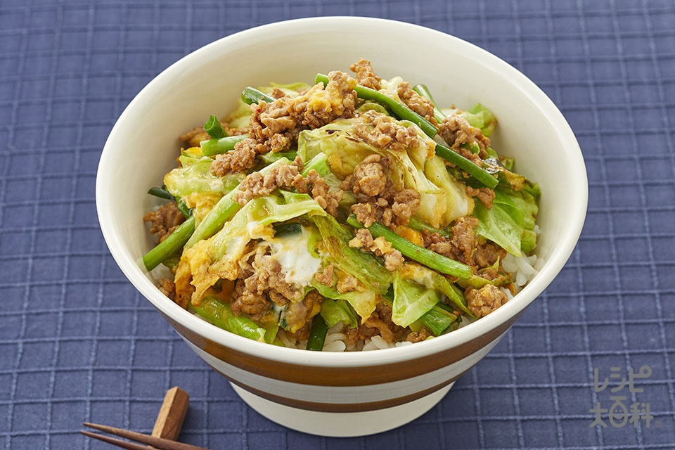 肉みそキャベツの卵とじ丼のレシピ 作り方 献立 味の素パーク の料理 レシピサイト レシピ大百科 豚ひき肉やキャベツを使った料理