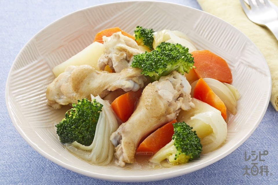 鶏手羽と彩り野菜のうま塩煮(鶏手羽元+じゃがいもを使ったレシピ)