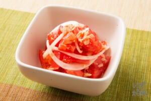 トマトと玉ねぎの中華風サラダ