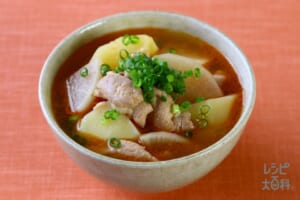 豚肉とじゃがいもの味噌キムチスープ