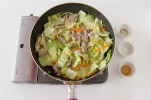豚肉とキャベツの簡単コンソメ炒めのレシピ 作り方 レシピ大百科 レシピ 料理 味の素パーク 豚もも薄切り肉やキャベツを使った料理 豚肉とキャベツの簡単コンソメ炒めのレシピ 作り方 レシピ大百科 レシピ 料理 味の素パーク 豚もも薄切り肉やキャベツを使った料理