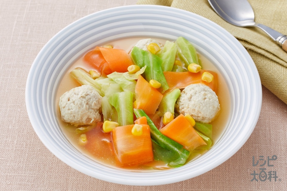 鶏団子とひらひら人参のスープ野菜＜塩分控えめ＞(鶏ひき肉+にんじんを使ったレシピ)