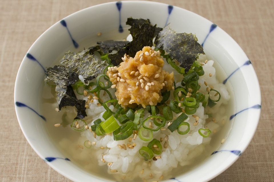 みそと薬味をのせた「だし茶漬け」