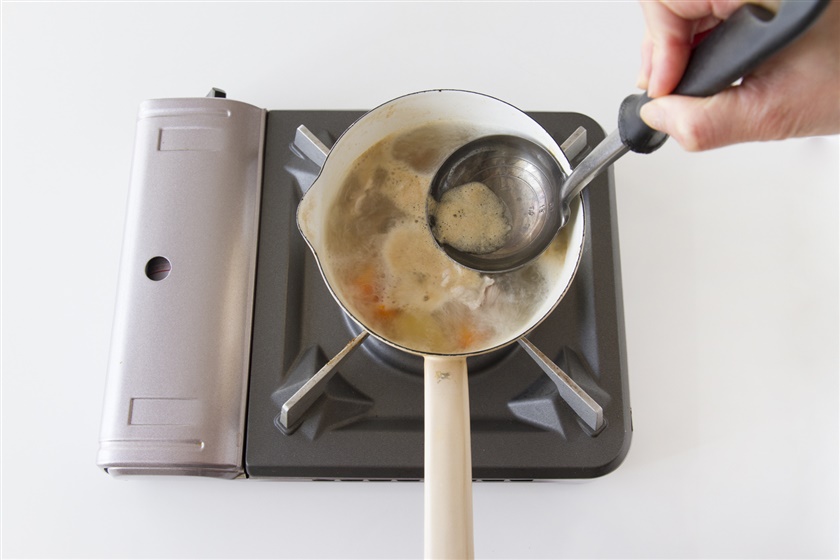 豚肉とじゃがいもの簡単おみそ汁の作り方_1_3
