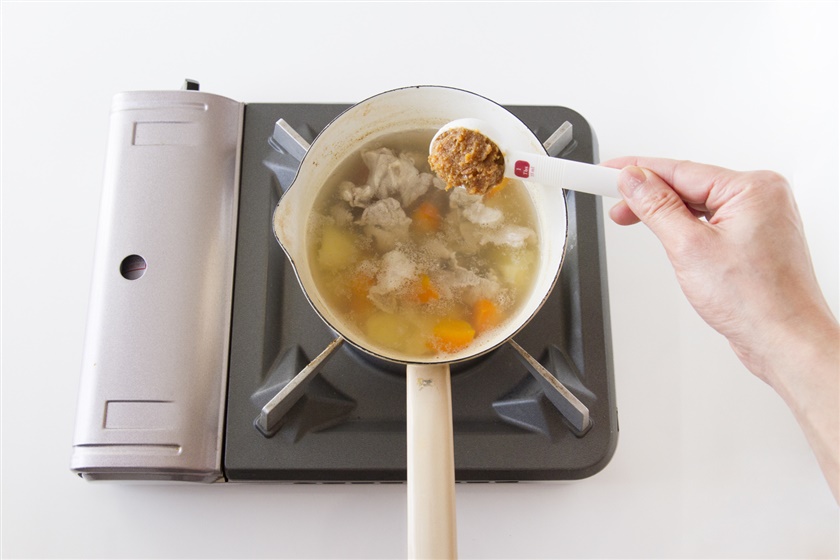 豚肉とじゃがいもの簡単おみそ汁の作り方_2_1