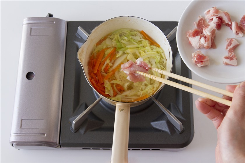 豚肉とせん切り野菜の簡単中華風スープの作り方_1_0