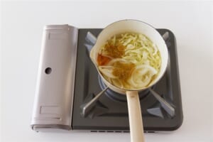 豚肉とせん切り野菜の簡単コンソメスープの作り方_1_1