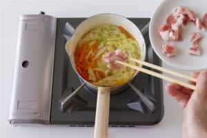 豚肉とせん切り野菜の簡単コンソメスープの作り方_1_2