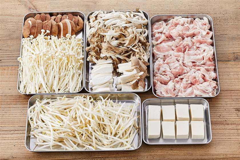 うま味に満足♪5種のたっぷりきのこ鍋のレシピ・作り方｜レシピ大百科（レシピ・料理）｜【味の素パーク】 : 豚バラ薄切り肉やもやしを使った料理