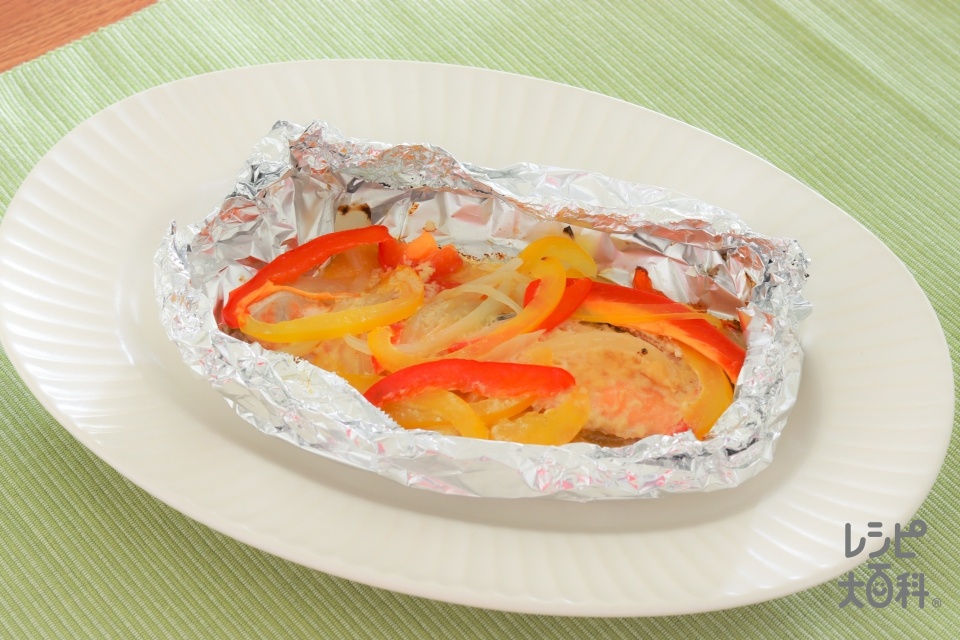 鮭とパプリカのマヨホイル蒸し(生ざけ+パプリカ（黄）を使ったレシピ)