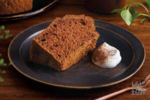 ココアシフォンケーキ 生クリーム添え