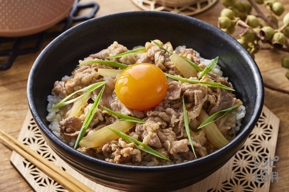 牛丼～卵黄のせ～(牛バラ薄切り肉+ご飯を使ったレシピ)