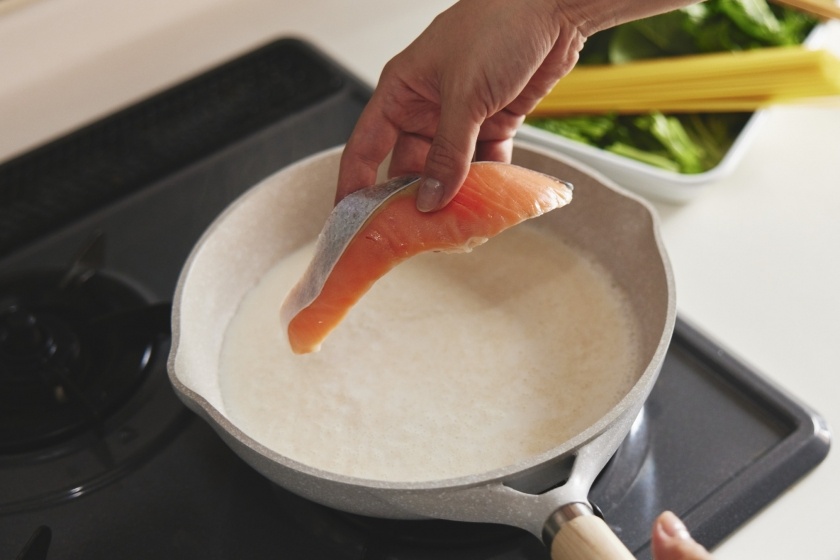 フライパン１つで！鮭だしミルクパスタの作り方_1_1