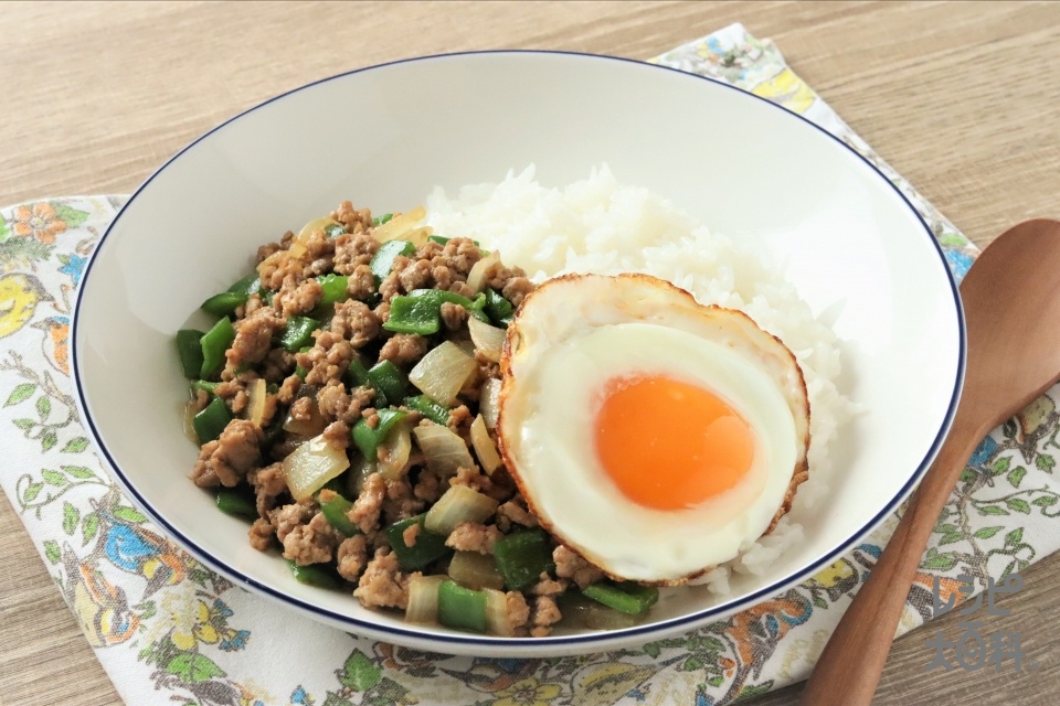 ピーマンとひき肉のガパオ風ご飯(豚ひき肉+ご飯を使ったレシピ)