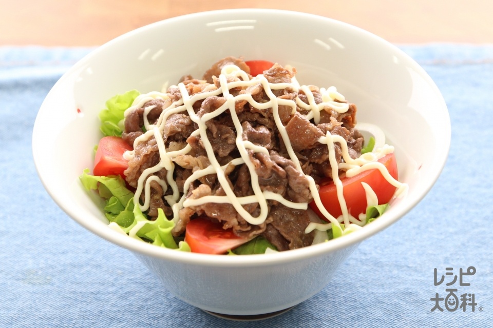 甘辛牛肉サラダ丼(牛バラこま切れ肉+温かいご飯を使ったレシピ)