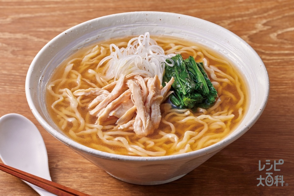 鶏だしコク醤油ラーメン(中華生めん+ほうれん草を使ったレシピ)