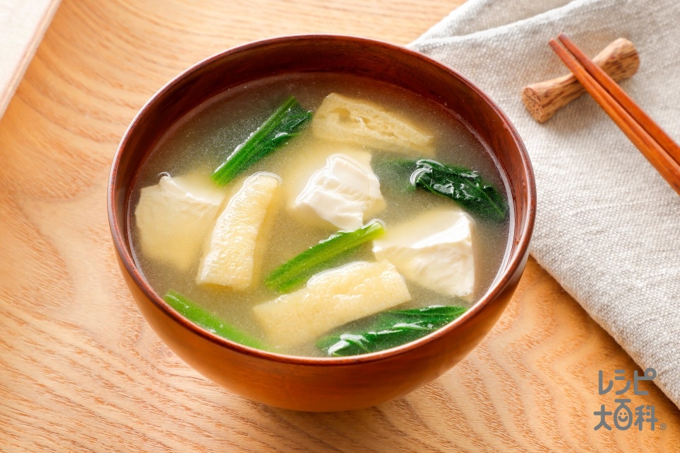 すくい豆腐と油揚げと小松菜のみそ汁(絹ごし豆腐+小松菜を使ったレシピ)
