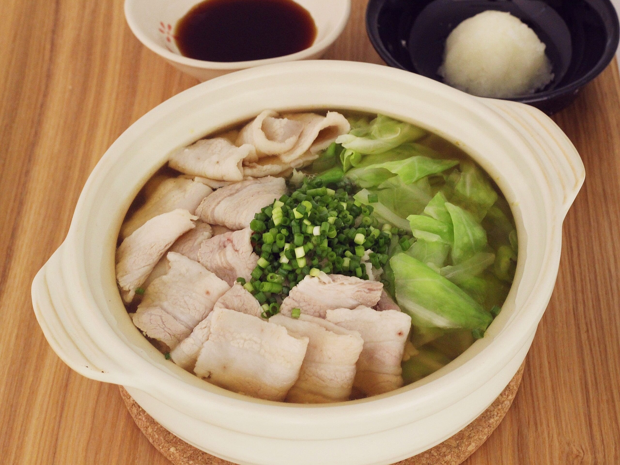 簡単！豚バラとキャベツのコンソメ鍋