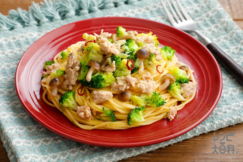 ひき肉とブロッコリーのワンパンペペロンチーノ(スパゲッティ+鶏ひき肉を使ったレシピ)