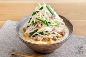 もやしタワーのとんこつ風ラーメン