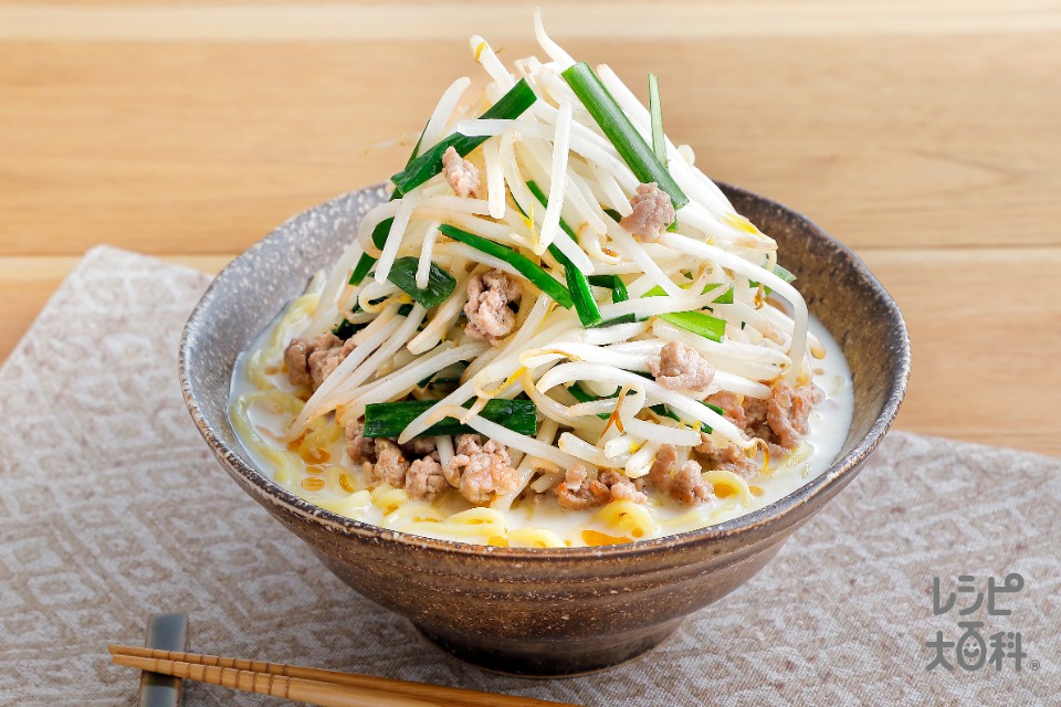もやしタワーのとんこつ風ラーメン(中華生めん+豚ひき肉を使ったレシピ)