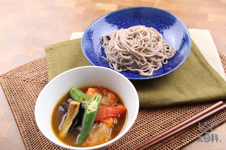 鶏肉とモリモリ夏野菜のつけそば(干しそば+鶏もも肉を使ったレシピ)