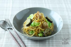 鶏肉となすとレタスの和風パスタ