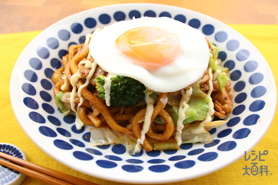 茎まで丸ごと！ホイコー目玉焼きうどん(ゆでうどん+豚バラ薄切り肉を使ったレシピ)